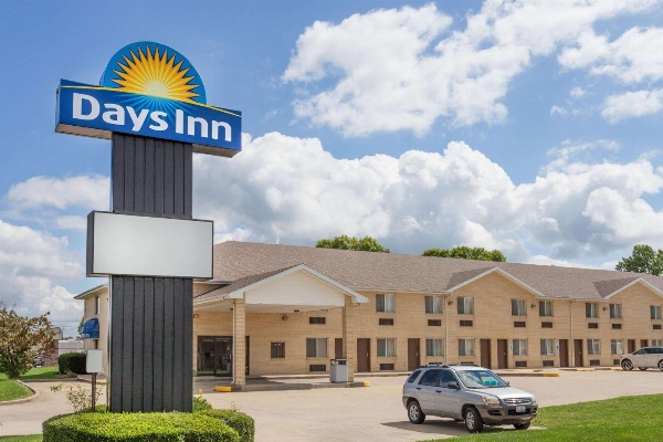 Days Inn by Wyndham Charleston image 1