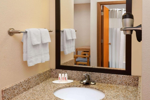 Days Inn by Wyndham Charleston image 4