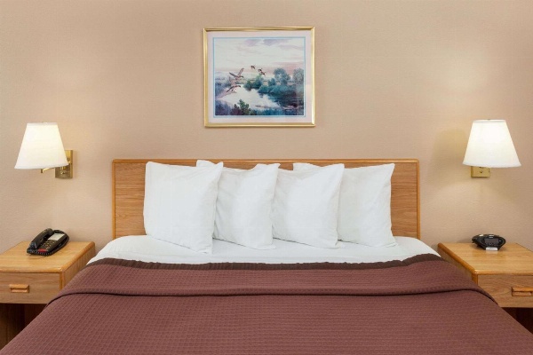 Days Inn by Wyndham Charleston image 7